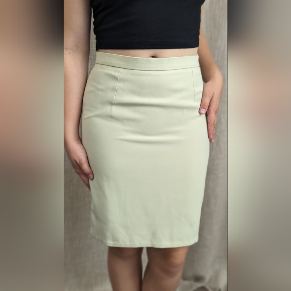 Givenchy 🌸 Vintage Size 40 Women's Celadon Green Crepe Skirt